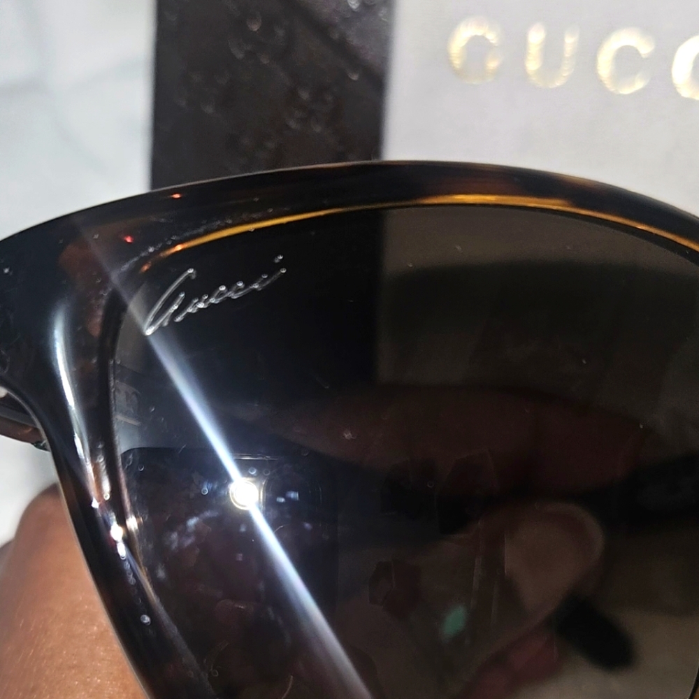Gucci Brown Tortoise Sunglasses with Case and Cloth - Picture 8 of 10
